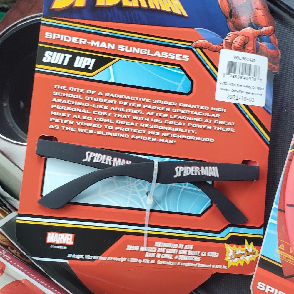 2 pairs of Spide-Man Suit up Sunglasses